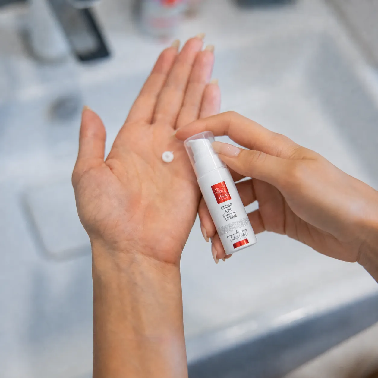 Trin i den korrekte påføring af øjencremen Rose Eye Lift